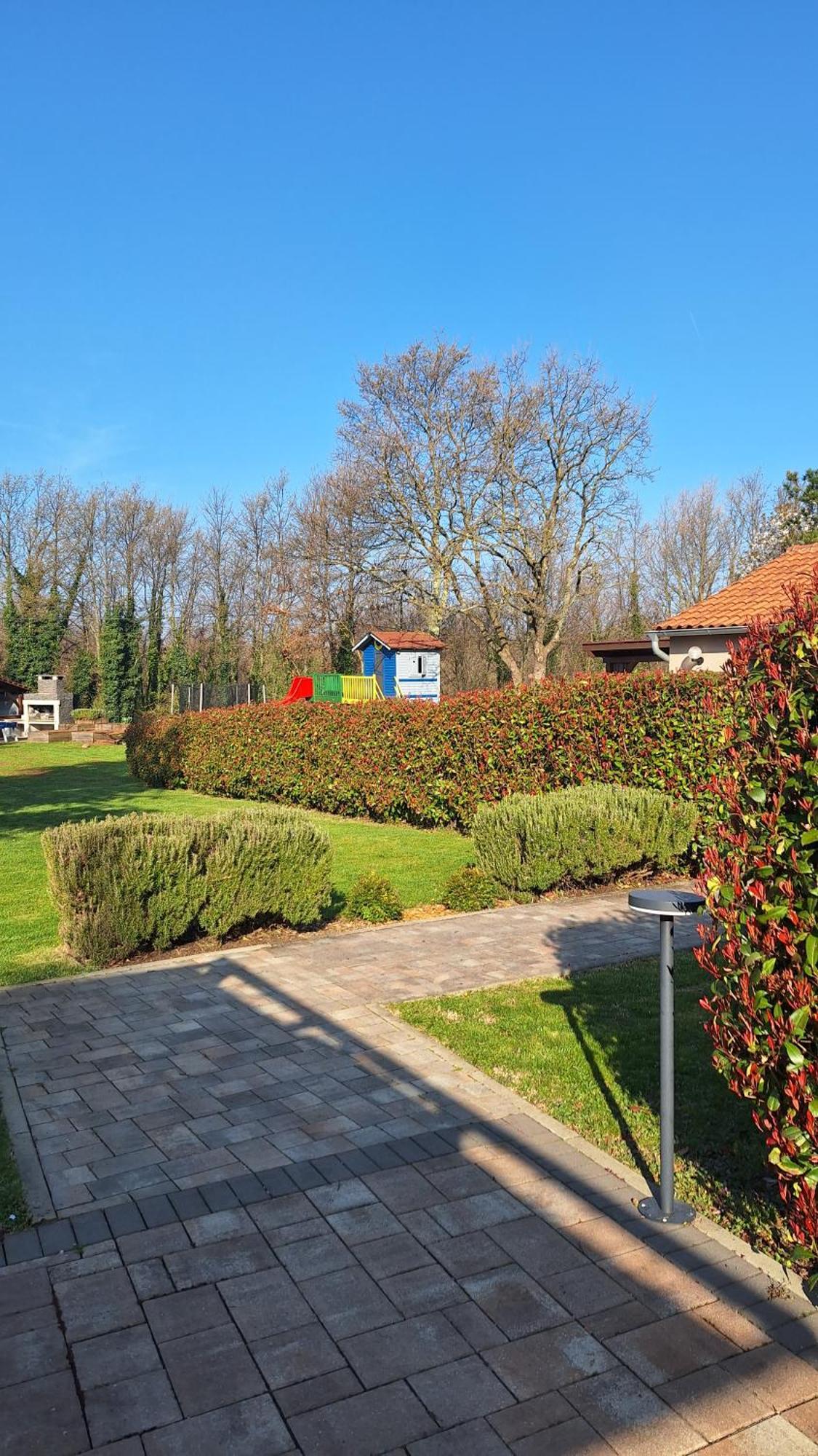 Guest House Flora Pazin Exteriör bild